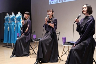 開催中の衣装展について語るＰｅｒｆｕｍｅ（左から）かしゆか、あ～ちゃん、のっち＝２９日午後、神戸市中央区脇浜海岸通１、兵庫県立美術館（撮影・長嶺麻子）
