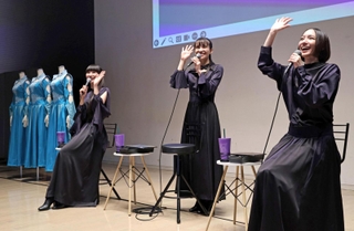 ファンからの質問に答える（左から）かしゆか、あ～ちゃん、のっち＝２９日午後、神戸市中央区脇浜海岸通１（撮影・長嶺麻子）