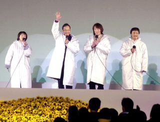 アリスとして阪神・淡路大震災関連の行事に参加し、声援に応える谷村新司さん（左から２人目）ら＝２００１年１月１７日、神戸市中央区
