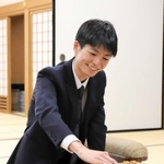 プロデビュー戦を白星で飾った上野裕寿四段＝２日午後、大阪市福島区、関西将棋会館
