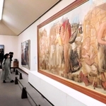小磯良平の画業最大の作品「働く人びと」などが並ぶ会場＝神戸市東灘区向洋町中５