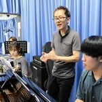 ピアニスト植田良太（右から２人目）の指導を受けレッスンに打ち込む学生＝神戸市中央区江戸町
