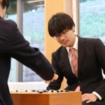 第１局で一力遼二冠に勝利し、対局を振り返る関航太郎天元＝１０日午後、愛知県岡崎市、龍城神社