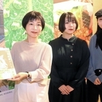 １万人目の来場者となり記念品を受けとった（左から）由水由佳さんと娘の美帆さん、杏実さん＝神戸市東灘区向洋町中２、神戸ファッション美術館