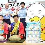 防犯ウイークに出演する桂三若（前列左）、桂三風（同右）と、防犯標語「あひルのおやコ」をＰＲする兵庫署員＝神戸市兵庫区新開地２、神戸新開地・喜楽館