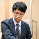 第２局で関航太郎天元に勝ち、対局を振り返る一力遼二冠＝１７日午後、札幌市、ホテルエミシア札幌