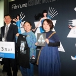 （左から）野村孝副館長からＴシャツと図録を贈られる松岡実優さん、来美さん＝神戸市中央区脇浜海岸通１