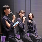 開催中の衣装展について語るＰｅｒｆｕｍｅ（左から）かしゆか、あ～ちゃん、のっち＝２９日午後、神戸市中央区脇浜海岸通１、兵庫県立美術館（撮影・長嶺麻子）