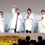 アリスとして阪神・淡路大震災関連の行事に参加し、声援に応える谷村新司さん（左から２人目）ら＝２００１年１月１７日、神戸市中央区