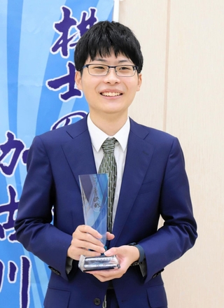 第１３期加古川青流戦で優勝して、トロフィーを手にする藤本渚四段＝５日午後、加古川市加古川町、ウェルネージかこがわ