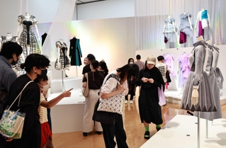 「Ｐｅｒｆｕｍｅ　ＣＯＳＴＵＭＥ　ＭＵＳＥＵＭ」の会場風景＝神戸市中央区脇浜海岸通１、兵庫県立美術館（撮影・長嶺麻子）