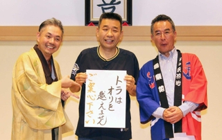 日本シリーズ前にあった会見で「トラはオリを越えません」としゃれを交えて豪語するオリックスファンの笑福亭松喬（中央）に対し、誤字を指摘するトラ党の桂春蝶（左）と伊藤史隆支配人＝神戸新開地・喜楽館
