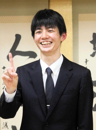 「対局前日は早めに眠ることをルーティンにしている」と話す上野裕寿四段＝１０月３１日夜、関西将棋会館