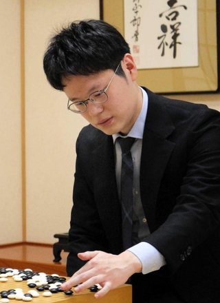 関西棋院第一位決定戦で７連覇を果たし、感想戦に臨む余正麒第一位＝６日午後、大阪市中央区、関西棋院