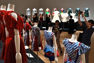 衣装を間近に見ることができるのも本展の魅力の一つ＝神戸市中央区脇浜海岸通１、兵庫県立美術館（撮影・長嶺麻子）