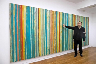 「鏡のない世界」（２０２２年）を前に語る岸本吉弘さん＝大阪市北区西天満４、ギャラリー白