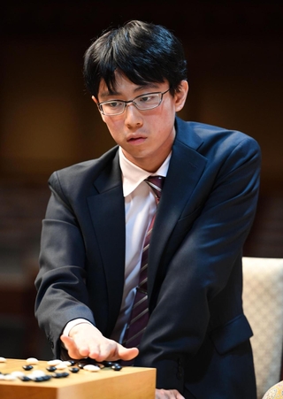 第３局で関航太郎天元に勝ち、対局を振り返る一力遼二冠＝２２日午後、福岡市中央区、大濠公園能楽堂