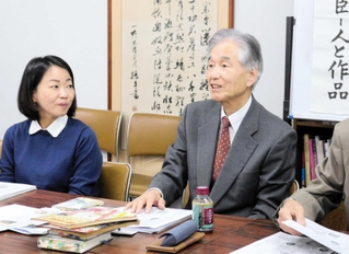 陳舜臣さんについて語る橘雄三さん（右）と前田寿美恵さん＝１１日、神戸市中央区海岸通３