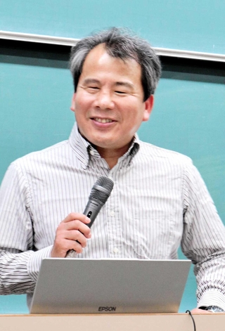 障害やユニバーサル・ミュージアムについて語る国立民族学博物館の広瀬浩二郎教授＝西宮市内