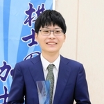 第１３期加古川青流戦で優勝して、トロフィーを手にする藤本渚四段＝５日午後、加古川市加古川町、ウェルネージかこがわ