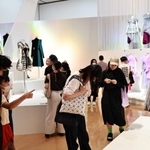 「Ｐｅｒｆｕｍｅ　ＣＯＳＴＵＭＥ　ＭＵＳＥＵＭ」の会場風景＝神戸市中央区脇浜海岸通１、兵庫県立美術館（撮影・長嶺麻子）
