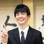 「対局前日は早めに眠ることをルーティンにしている」と話す上野裕寿四段＝１０月３１日夜、関西将棋会館