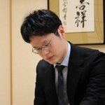 関西棋院第一位決定戦で７連覇を果たし、感想戦に臨む余正麒第一位＝６日午後、大阪市中央区、関西棋院