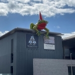 衣装展のキービジュアルの上には、兵庫県立美術館のシンボルオブジェ「美かえる」が＝神戸市中央区脇浜海岸通１