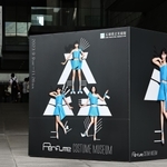 「Ｐｅｒｆｕｍｅ　ＣＰＳＴＵＭＥ　ＭＵＳＥＵＭ」のキービジュアルで作られたキューブ。フォトスポットになっている＝神戸市中央区脇浜海岸通１、兵庫県立美術館