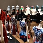 衣装を間近に見ることができるのも本展の魅力の一つ＝神戸市中央区脇浜海岸通１、兵庫県立美術館（撮影・長嶺麻子）