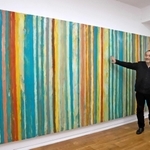 「鏡のない世界」（２０２２年）を前に語る岸本吉弘さん＝大阪市北区西天満４、ギャラリー白