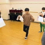 公演に向け、稽古に打ち込む神戸セーラーボーイズのメンバー＝神戸市中央区北野町１