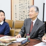 陳舜臣さんについて語る橘雄三さん（右）と前田寿美恵さん＝１１日、神戸市中央区海岸通３