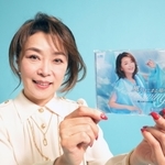 新しくリリースされたＣＤを手に笑顔を見せる歌手の多田周子さん＝神戸市中央区東川崎町１、神戸新聞社（撮影・風斗雅博）