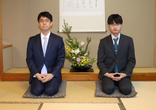検分後に対局場で撮影に応じた関航太郎天元（右）と一力遼二冠＝５日午後、洲本市小路谷、ホテルニューアワジ（撮影・小林良多）