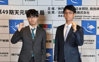 第４局に向け士気を高める関航太郎天元（左）と一力遼二冠＝５日午後、洲本市小路谷、ホテルニューアワジ（撮影・小林良多）