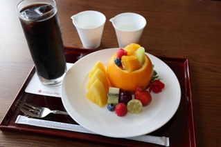 一力遼二冠が注文したフルーツ盛り合わせとアイスコーヒー＝６日午後、兵庫県洲本市小路谷、ホテルニューアワジ（撮影・笠原次郎）