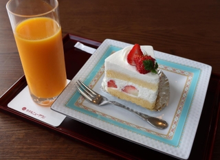関航太郎天元が再び注文した「苺のショートケーキ」と淡路島産ミカンのストレートジュース＝６日午後、兵庫県洲本市小路谷、ホテルニューアワジ（撮影・笠原次郎）