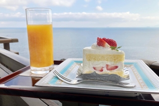 関航太郎天元が注文した「苺のショートケーキ」と淡路島産ミカンのストレートジュース＝兵庫県洲本市小路谷、ホテルニューアワジ（撮影・笠原次郎）