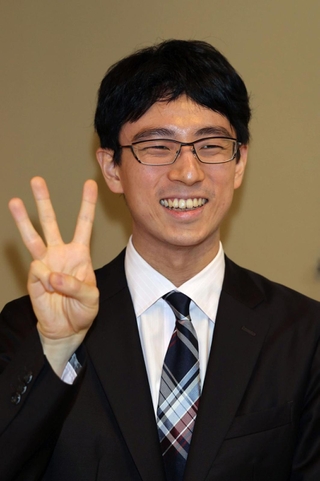 囲碁のタイトル「天元」に復位した一力遼さん。三冠となった喜びを表現した＝６日午後、洲本市小路谷、ホテルニューアワジ（撮影・笠原次郎）