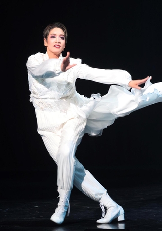 華麗なダンスを披露した雪組男役スター和希そら＝宝塚市栄町１、宝塚大劇場（撮影・長嶺麻子）
