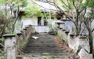 ドラマ「たとえあなたを忘れても」で主人公たちが上る階段＝神戸市灘区畑原、旧摩耶観光ホテル