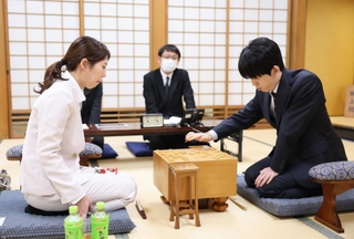 記念対局に臨む藤井聡太王位（右）と里見香奈女流王位＝関西将棋会館