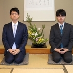 検分後に対局場で撮影に応じた関航太郎天元（右）と一力遼二冠＝５日午後、洲本市小路谷、ホテルニューアワジ（撮影・小林良多）