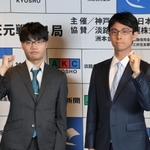 第４局に向け士気を高める関航太郎天元（左）と一力遼二冠＝５日午後、洲本市小路谷、ホテルニューアワジ（撮影・小林良多）
