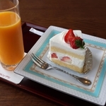 関航太郎天元が再び注文した「苺のショートケーキ」と淡路島産ミカンのストレートジュース＝６日午後、兵庫県洲本市小路谷、ホテルニューアワジ（撮影・笠原次郎）