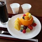 一力遼二冠が注文したフルーツ盛り合わせとアイスコーヒー＝６日午後、兵庫県洲本市小路谷、ホテルニューアワジ（撮影・笠原次郎）