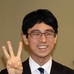 囲碁のタイトル「天元」に復位した一力遼さん。三冠となった喜びを表現した＝６日午後、洲本市小路谷、ホテルニューアワジ（撮影・笠原次郎）