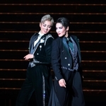 本公演での引退を発表している和希そら（右）。雪組トップの彩風咲奈と踊る場面も＝宝塚市栄町１、宝塚大劇場（撮影・長嶺麻子）
