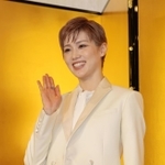 退団を決意するまでの思いなどを語った宝塚歌劇雪組トップの彩風咲奈さん＝２７日午前、大阪市北区（撮影・小林良多）